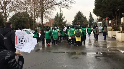 تجمع مردان و زنان مقابل ورزشگاه آزادی/ عراقی&zwnj;ها هم آمدند