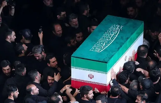 استقبال با شکوه مردم عراق از رهبر شهید انقلاب اسلامی در فرودگاه نجف اشرف