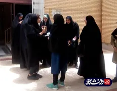 دانشجویان دختر دانشگاه خلیج فارس در اعتراض به ورود پسران عضو شورای صنفی به خوابگاه دخترانه تجمع کردند+ عکس