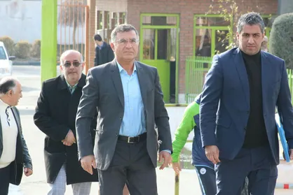 حضور سرمربی جدید نساجی در ورزشگاه کارگران برای مراسم معارفه