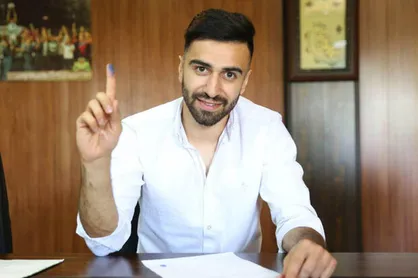 ارسلان مطهری قرارداداش را با ذوب آهن تمدید کرد