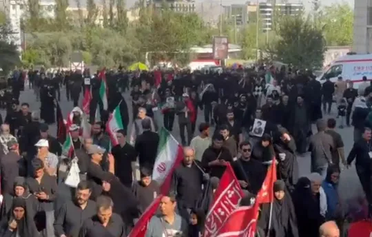 مسیر‌های منتهی به مصلای تهران مملو از جمعیتی که برای وداع با پیکر رهبر شهید انقلاب راهی شدند