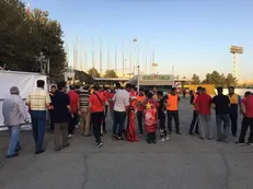 حاشیه‌های شهرآورد ۹۸؛ حضور هواداران مقابل ورزشگاه آزادی و بازار داغ پرچم فروشی