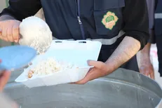 طبخ و توزیع ۳ میلیون پرس غذا در طرح احسان غدیر توسط ستاد اجرایی فرمان امام