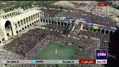 تصویر هوایی خیره کننده از حضور گسترده مردم تهران در مصلی امام خمینی (ره) جهت اقامه نماز جمعه به امامت رهبر انقلاب