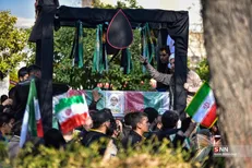 تشییع باشکوه پیکر شهدای جنگ رمضان در شیراز؛ وداع زیر باران از حرم سیدعلاءالدین حسین تا گلزار شهدا + فیلم