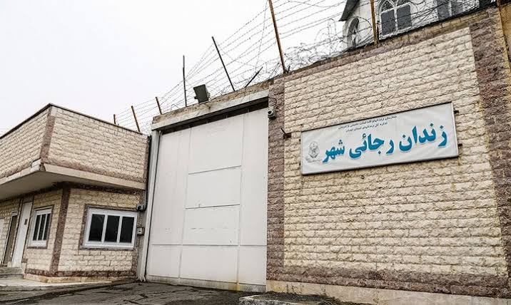 برجک‌های رجایی‌شهر یکی‌یکی فرو می‌ریزند/پایان یک نماد قدیمی در کرج+ فیلم