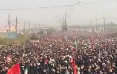 نماز چند کیلومتری بر پیکر رهبر شهید انقلاب از مسجد جمکران تا انتهای بلوار پیامبر اعظم