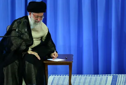 پاسخ رهبر انقلاب به نامه یک دختر نوجوان درباره ورود به عرصه تکلیف الهی
