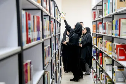 بازدید از کتابخانه&zwnj;های مرکزی و آیت&zwnj;الله خامنه&zwnj;ای قم/ دیدار با خانواده شهید دخانچی