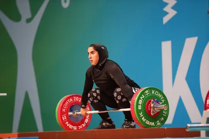 بانوی وزنه بردار طلایی شد/سه مدال حاصل تلاش حسینی