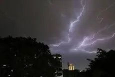 رعد و برق و وزش باد شدید در مناطقی از کشور