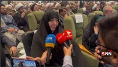 مادر شهیده زهرا حداد عادل :رهبر انقلاب در هنگام تدفین رهبر شهید انقلاب حضور داشتند / ایشان الحمدلله در صحت و سلامت کامل هستند + فیلم