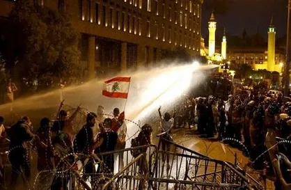 معترضان در لبنان برخی راه&zwnj;ها را بستند/ صف طولانی مقابل پمپ بنزین&zwnj;ها