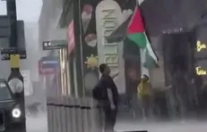 پرچم فلسطین زیر باران ویمبلدون