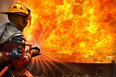 سوختن ۶ خودروی خارجی در آتش یک تعمیرگاه در تهران