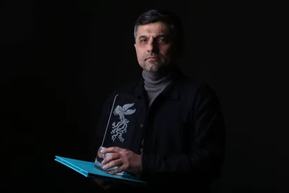 برنده سیمرغ بلورین بهترین پوسترجشنواره فیلم فجر ۴۳؛ انرژی طراح و هنرمند باید معطوف به حقیقت کاری که می&zwnj;کند باشد