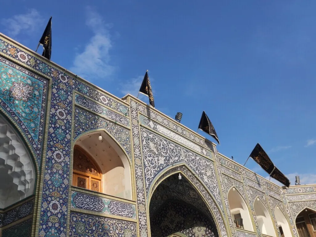 حرم مطهر حضرت معصومه سلام‌الله‌علیها در آستانه سالروز شهادت امام کاظم علیه‌السلام پدر بزرگوار حضرت معصومه سلام الله علیها با نصب بیرق‌ها و شال‌های عزا سیاهپوش شد.

