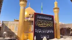 سیاه‌پوشی و نصب کتیبه ویژه سالروز شهادت حضرت فاطمه (س) در حرم حضرت امیرالمومنین (ع)