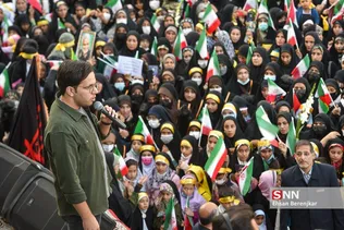 امروز در حرم مطهر شاهچراغ (ع)شوری برپا بود از جنس دانش آموزی، از جنس ذهن های جوان دهه هشتادی !
