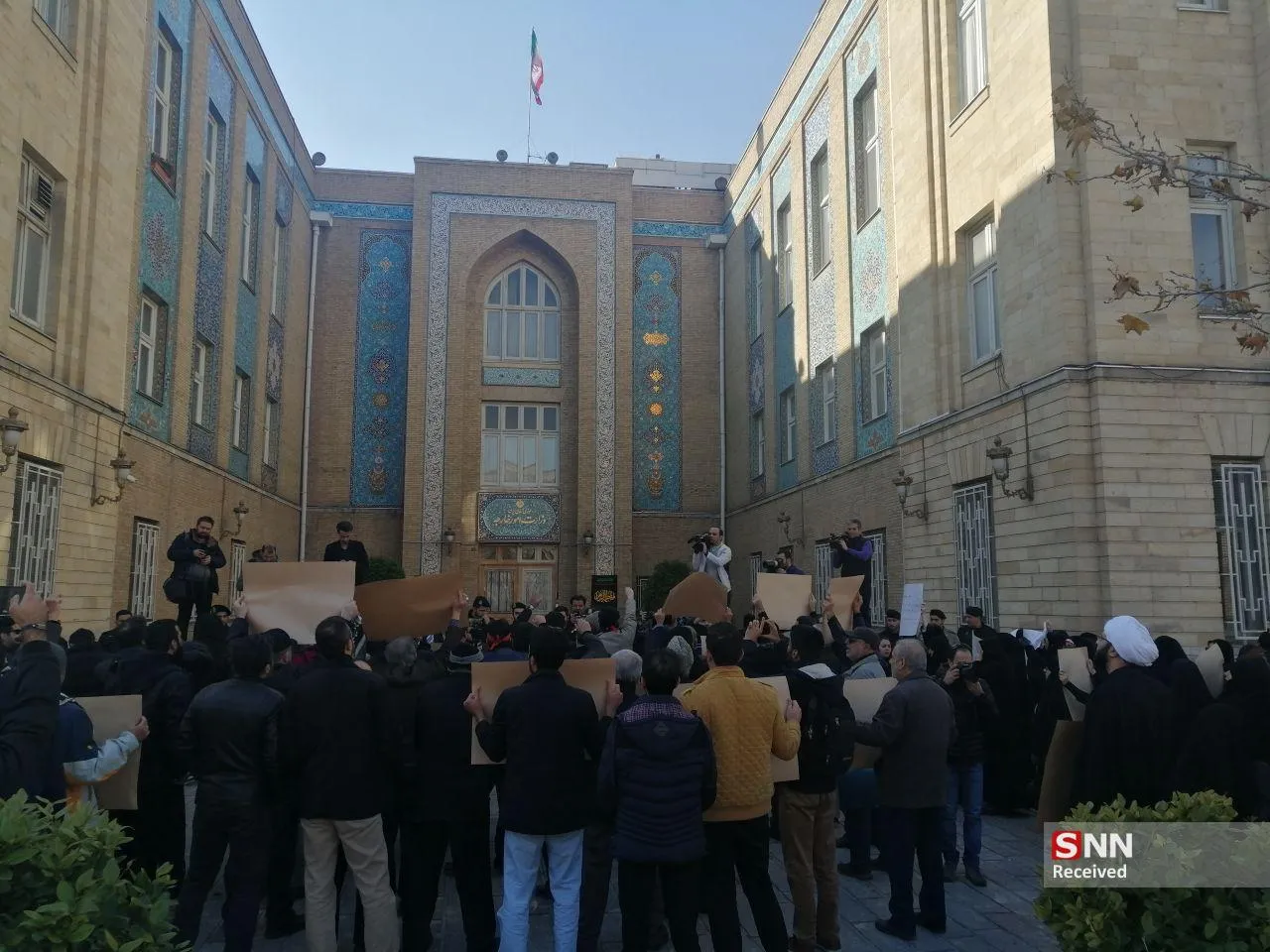 تجمع دانشجویان مقابل وزارت امور خارجه