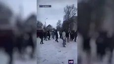 تجمع اعتراضی دانشجویان آفریقایی در شهر سومی اوکراین، به دلیل عدم اجازه خروج آنها از شهر برای خارج شدن از اوکراین