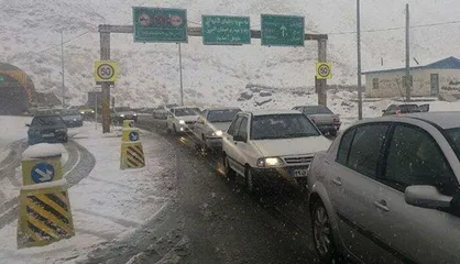 بارش برف در برخی جاد&zwnj;ه&zwnj;های ۴ استان/ کندوان امروز و فردا یک&zwnj;طرفه می&zwnj;شود