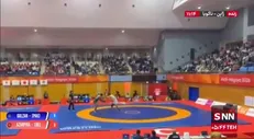 لحظاتی از رقابت نخست وزن ۹۷ کیلوگرم کشتی آزاد بین امیرعلی آذرپیرا و حریف پاکستانی