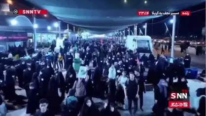&laquo;حُبُّ الحُسَینِ یَجمَعُنا&raquo; / تصاویری از قدم&zwnj;های عاشقانه زائران اربعین در مسیر نجف تا کربلا