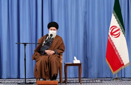 رهبر انقلاب: هتک حرمت حرام است / برخی مسئولان در رعایت پروتکل&zwnj;ها کوتاهی می&zwnj;کنند / درخواست از مردم برای حضور مجدد در میدان