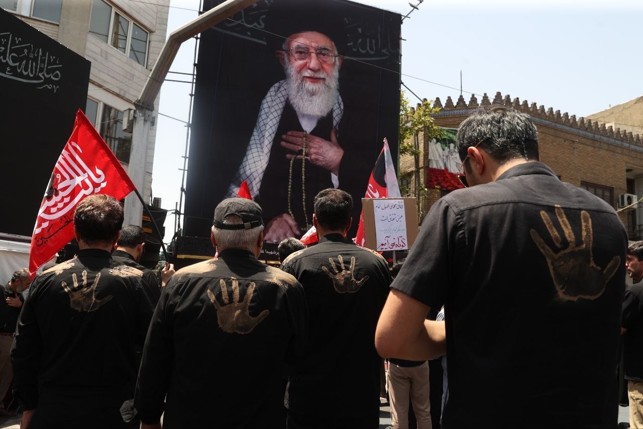 به وقت کشور دوست و صبح عاشورا /  شور و اشک در مقتلِ «آقای شهید ایران» که با خون امضا شد + عکس و فیلم