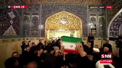 ورود پیکر مطهر رهبر شهید به حریم نورانی ضریح امام رضا (ع) برای زیارت و طواف