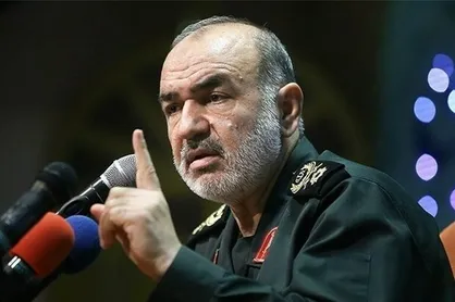 سرلشکر سلامی: سپاه از دل مردم جوشیده و برای خدمت همیشه در صحنه است / تا رفع کامل مشکلات از پا نمی&zwnj;نشینیم