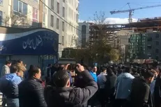 هواداران خشمگین استقلال درب باشگاه استقلال را شکستند