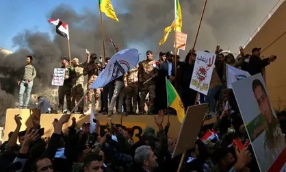 ادامه اعتراضات مقابل سفارت آمریکا در بغداد؛ ورودی دوم نیز آتش گرفت