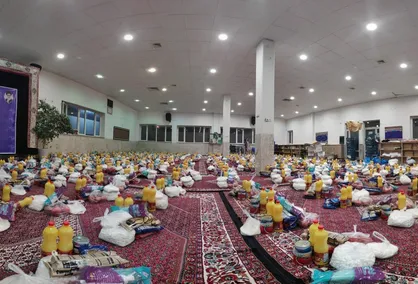 ۳۱۳ بسته معیشتی طی پویش یلدای مهدوی در بین نیازمندان همدانی توزیع شد