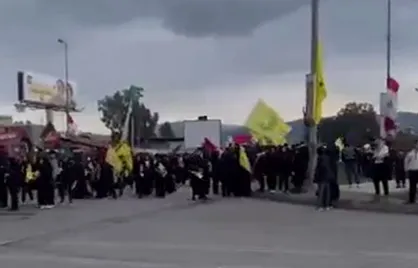 ازدحام و خیل عظیم جمعت و عزاداران سید&zwnj;الشهدای مقاومت در ورودی ورزشگاه کمیل شمعون در ساعات اولیه برگزاری مراسم تشییع شهدا