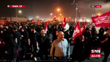 عاشقان امام مجاهد شهید با پرچم های خون خواهی به دست در مسیر مسجد جمکران