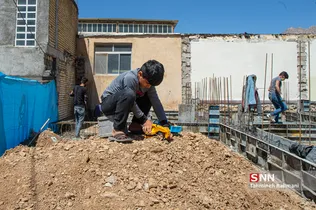 سی سخت، دوماه بعد از زلزله- کار ساخت و ساز تعدادی از خانه ها آغاز شده است.