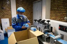 اهدای رايگان ۴۰۰۰ ماسک به مردم نیشابور از سوی بسیج دانشجویی