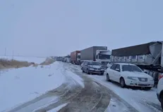 برف پاییزی ترافیک ایجاد کرد/ فیلمی از توقف خودروها در محور دیواندره_سقز