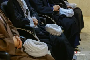 
ملبس شدن جمعی از طلاب به دست آیت الله نوری همدانی
