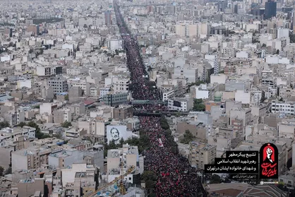 نمایی از پل کالج در خیابان انقلاب اسلامی؛ مراسم تشییع پیکر مطهر امام شهید ایران و شهدای خانواده ایشان + فیلم