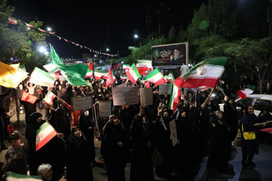 رقص پرچم‌های ایران در دل کویر ادامه دارد / صد و بیست و چهارمین حضور پرشور مردم سمنان در سنگر خیابان+ فیلم