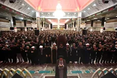 نماز عشق در اوج ماتم عاشورا در حرم بانوی کرامت اقامه شد+فیلم