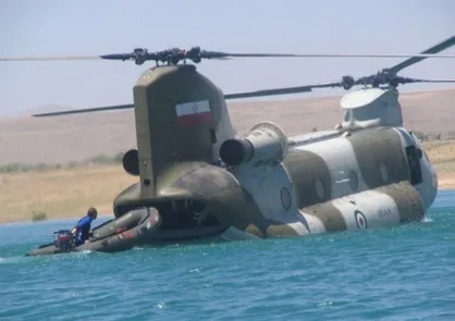 نشست و برخواست هلیکوپتر شینوک هوانیروز ارتش روی آب!