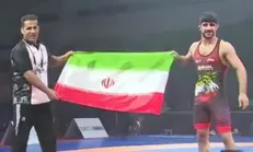 برق طلا بر سینه اسماعیلی