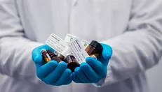 واکسن پولی مصداق بی‌عدالتی است / انتقاد از فرصت‌سوزی برای واردات واکسن