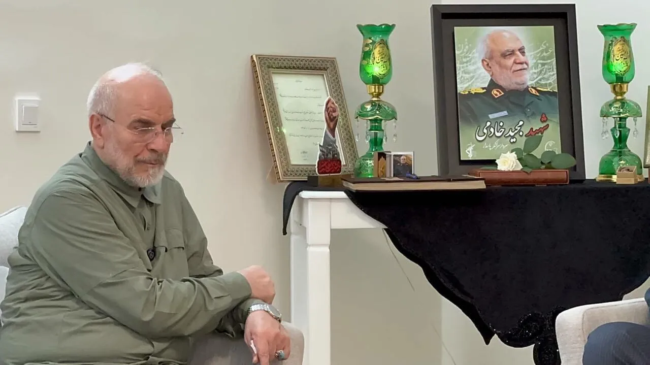 حضور قالیباف در منزل شهیدان خادمی و نصیرزاده