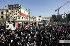 با وجود گذشت بیش از ۲ ساعت از مراسم تشییع همچنان بر جمعیت حاضر افزوده می‌شود + فیلم